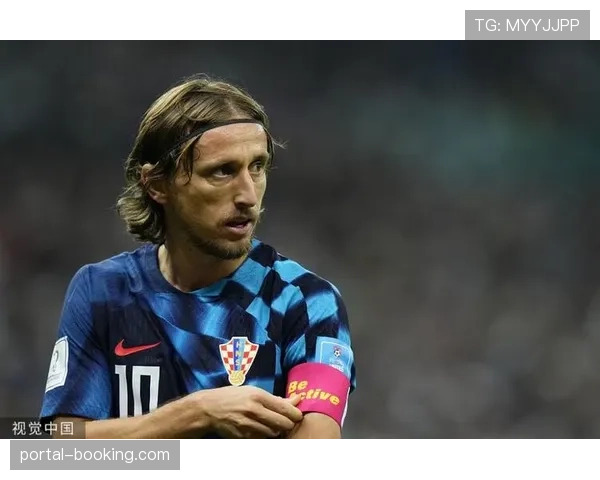 特写：37岁的莫德里奇在伯纳乌替补席上的专注目光